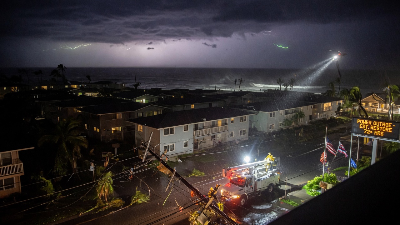 HURRICANE LALA TECHNICALLY MISSES HAWAII, PRACTICALLY EATS ITS ELECTRICAL GRID